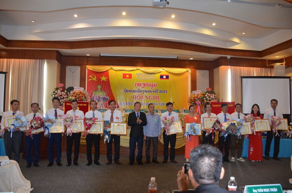 hình ảnh cao su việt lào